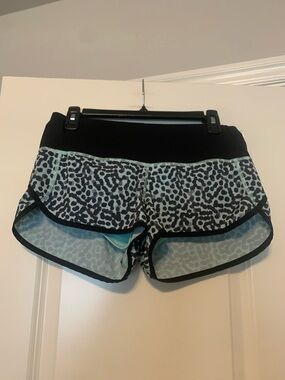 Lululemon speed up shorts, Sz 6, 2.5 inch
GUC